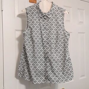 Sleeveless collared shirt